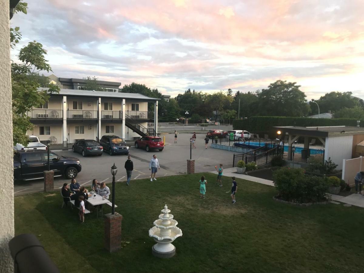 Oasis Inn เคโลว์นา ภายนอก รูปภาพ